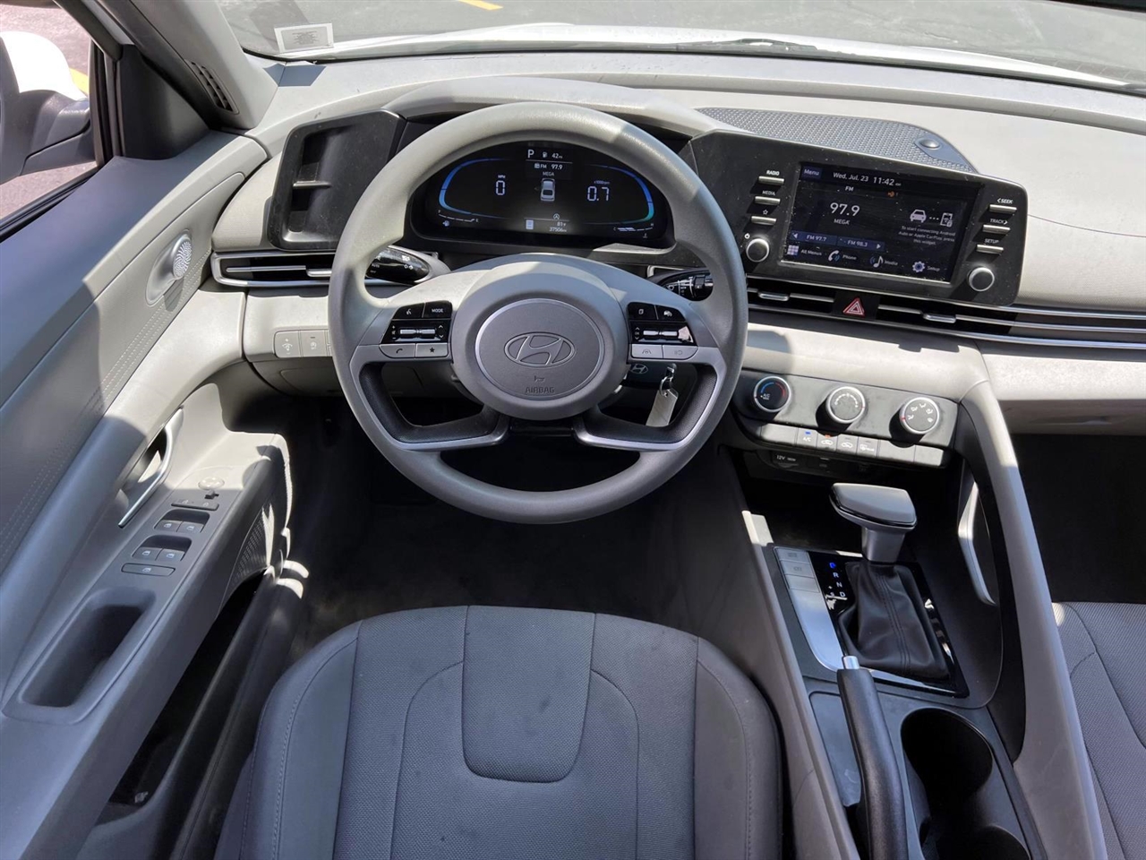 2024 Hyundai Elantra SE Image 10 of 28