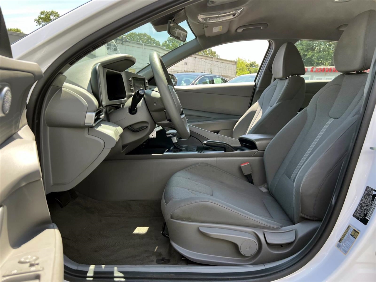 2024 Hyundai Elantra SE Image 9 of 28