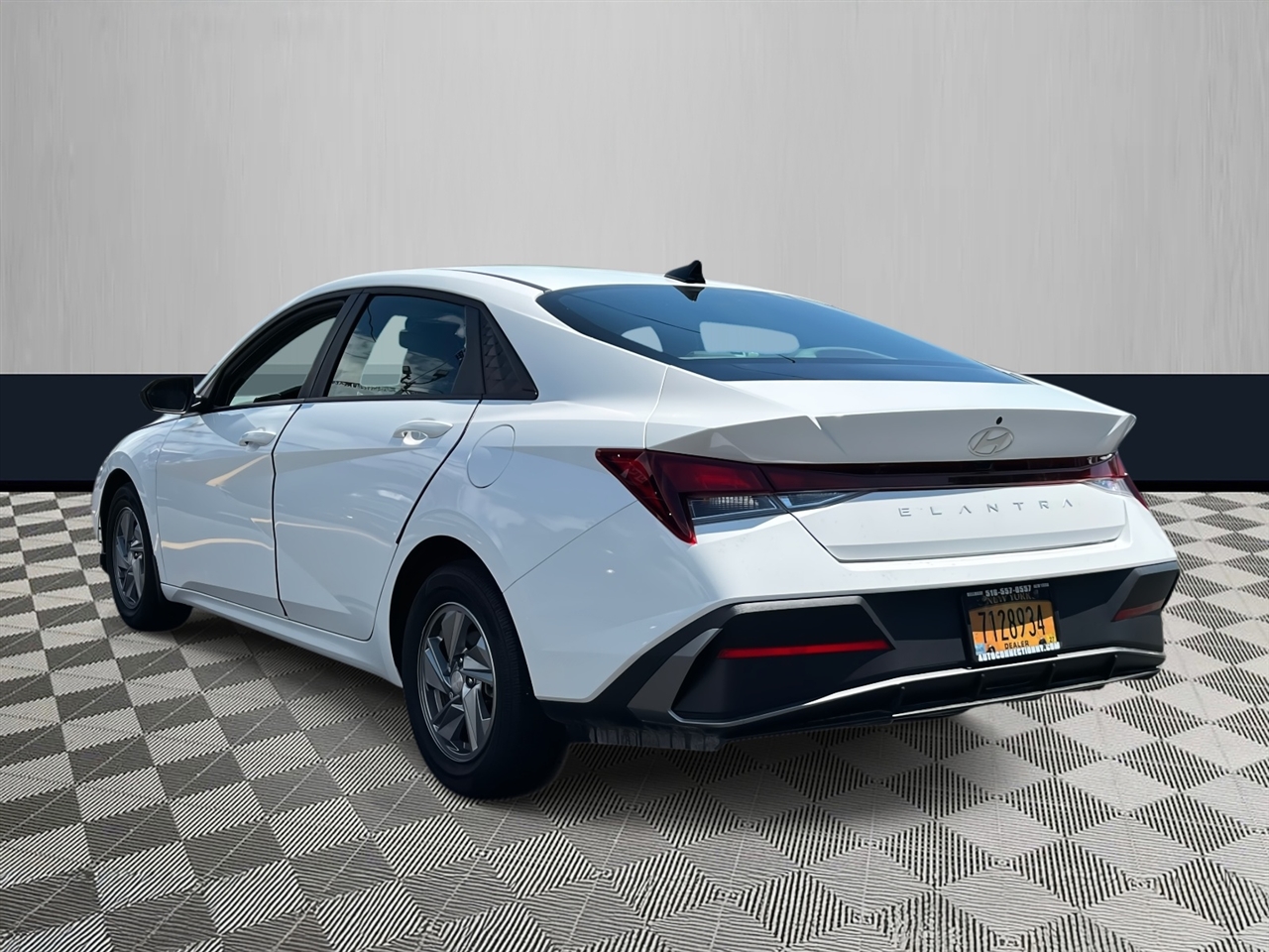 2024 Hyundai Elantra SE Image 4 of 28