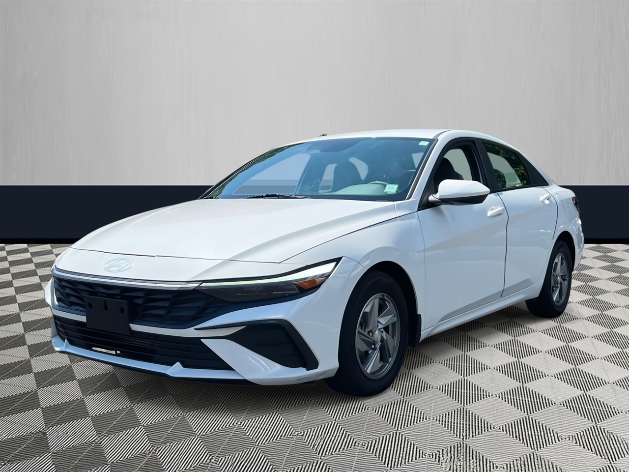 2024 Hyundai Elantra SE Image 1 of 28