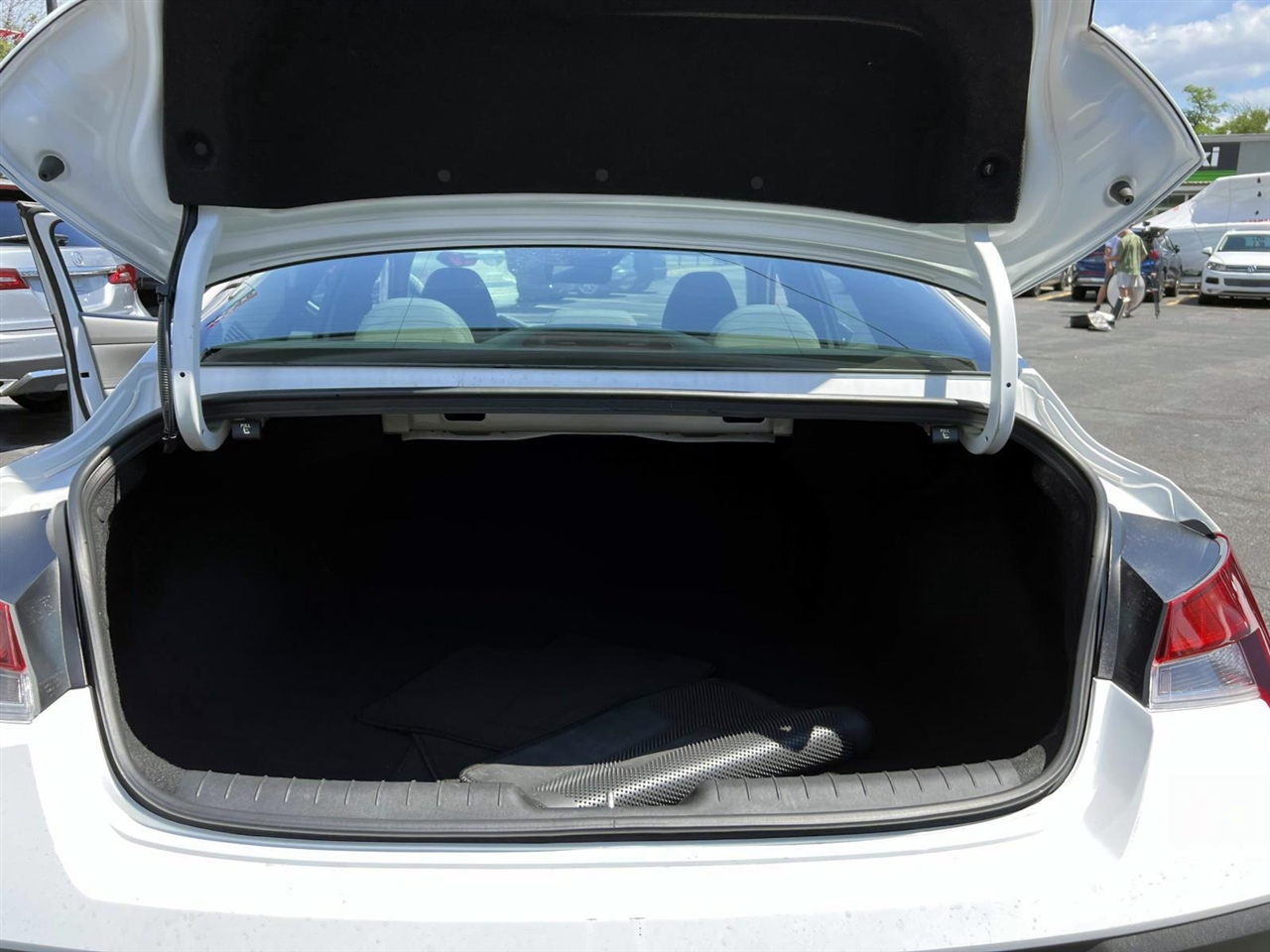 2024 Hyundai Elantra SE Image 6 of 28