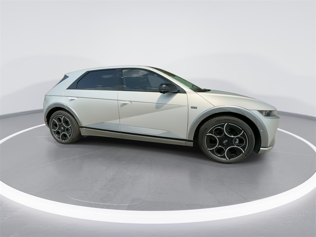 Vehicle image 13 of 22