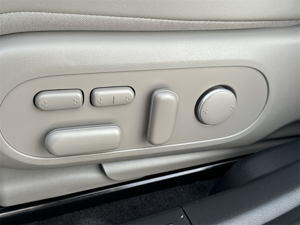 Vehicle image 16 of 30
