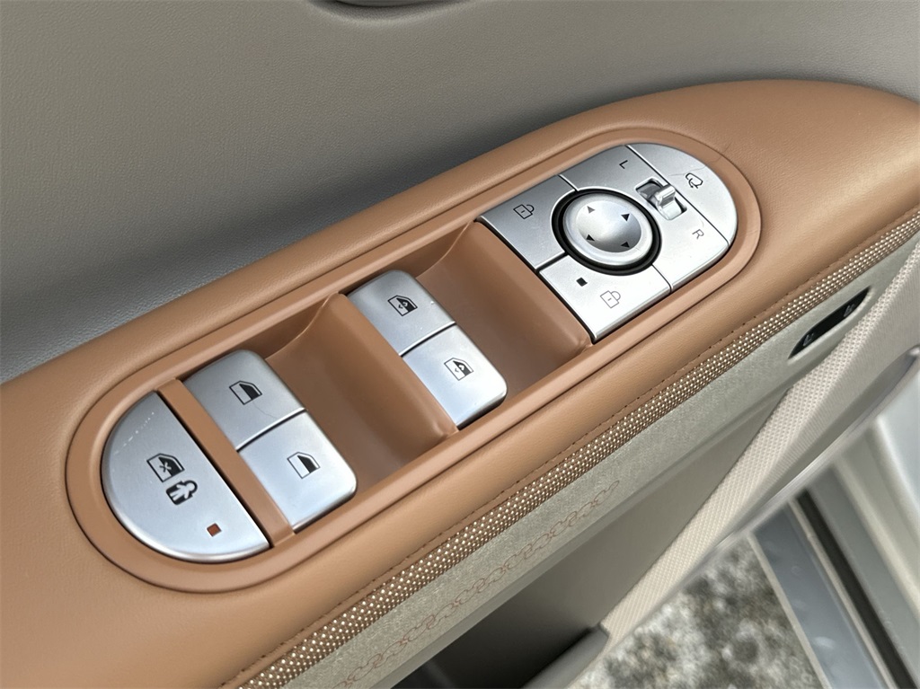 Vehicle image 17 of 30