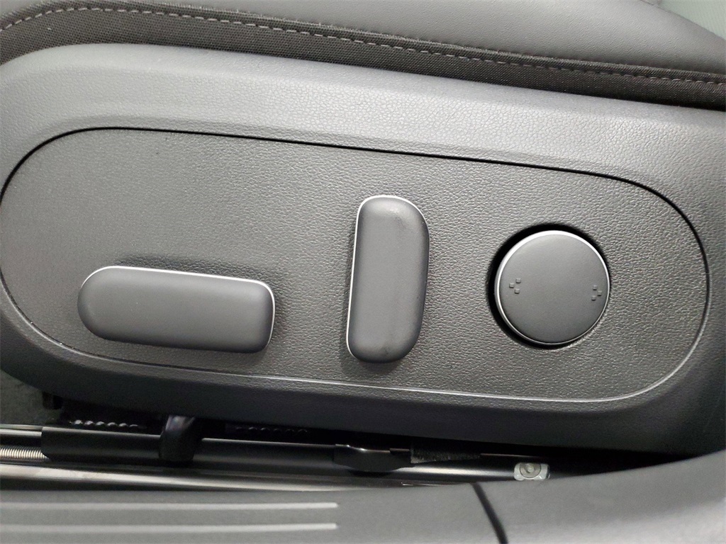 Vehicle image 16 of 30