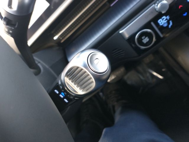 Vehicle image 14 of 17