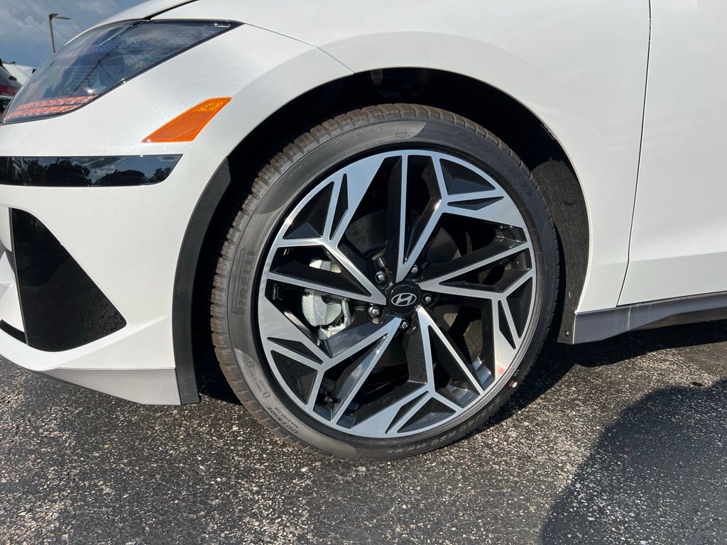 2024 Hyundai IONIQ 6 SEL Image 10 of 46