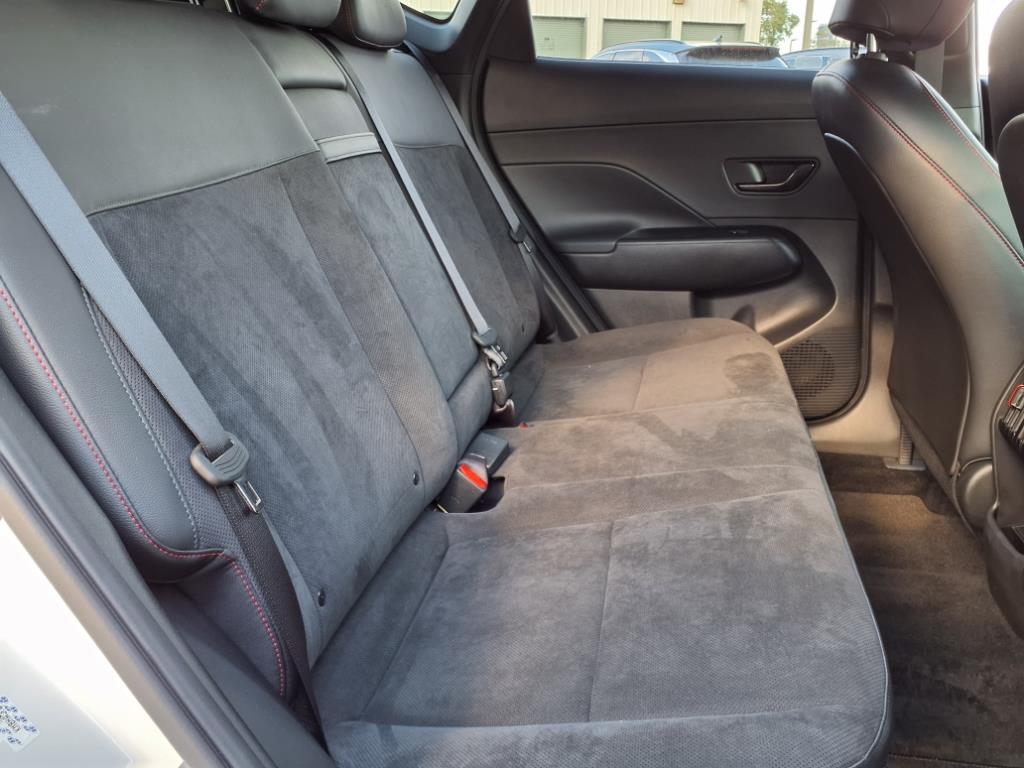 Vehicle image 33 of 36