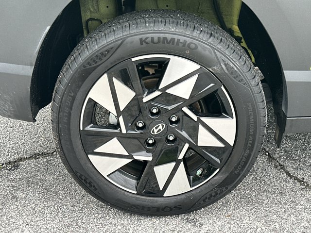 Vehicle image 17 of 31