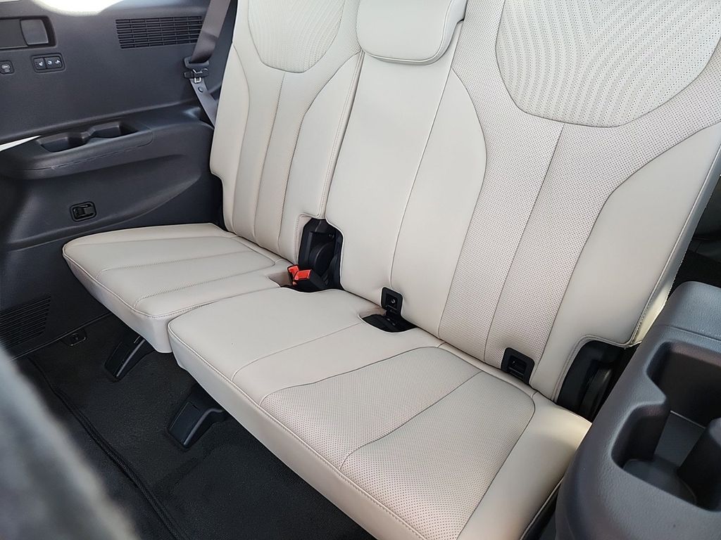 Vehicle image 17 of 29