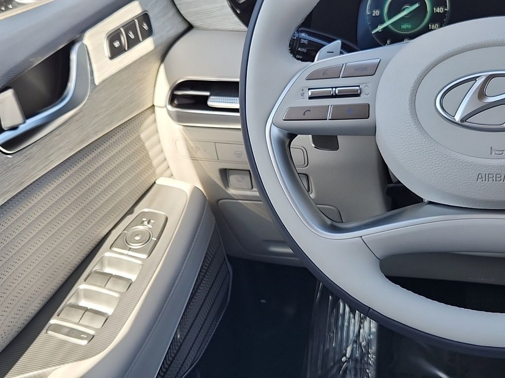 Vehicle image 21 of 29