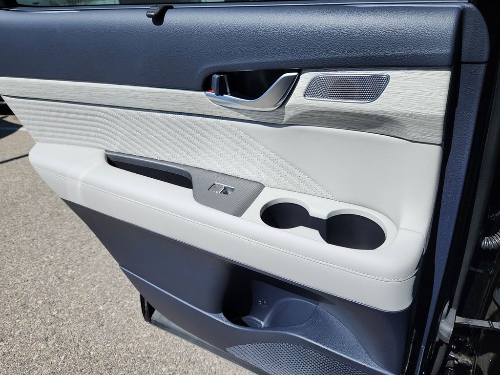 Vehicle image 19 of 29