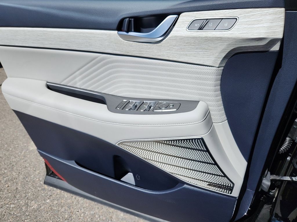 Vehicle image 13 of 29