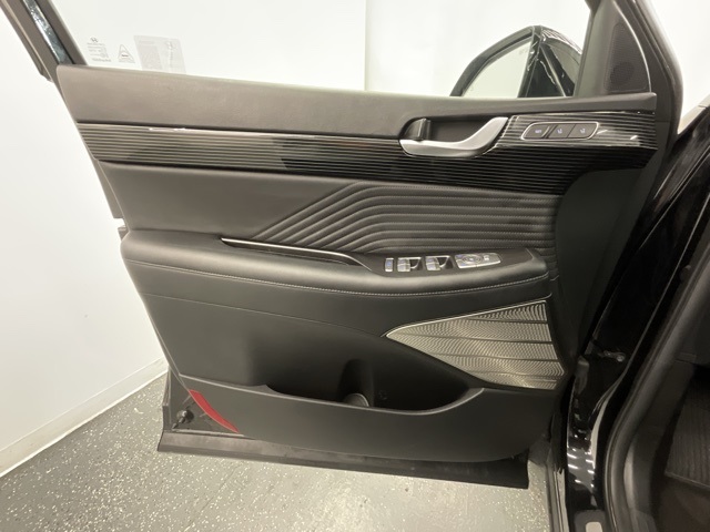 Vehicle image 17 of 28