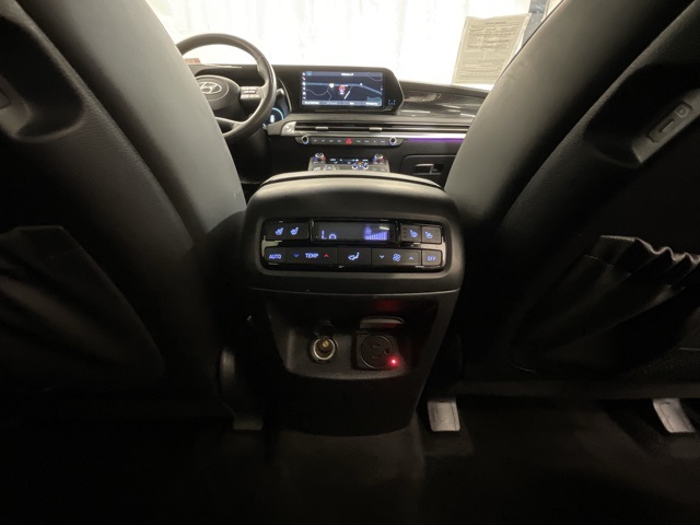 Vehicle image 27 of 28