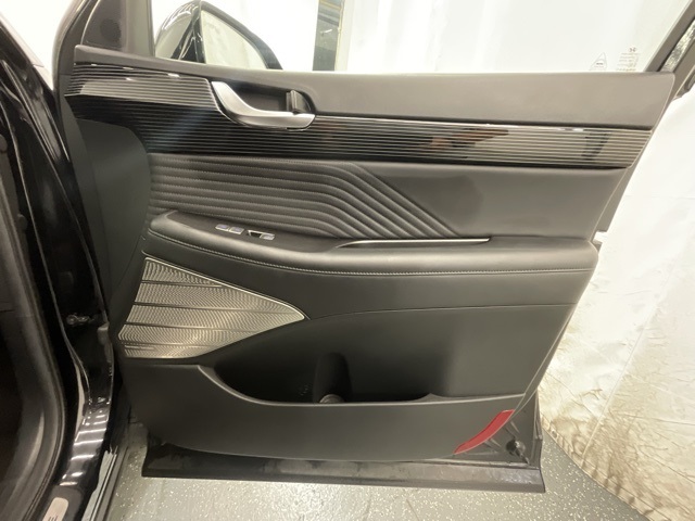 Vehicle image 25 of 28