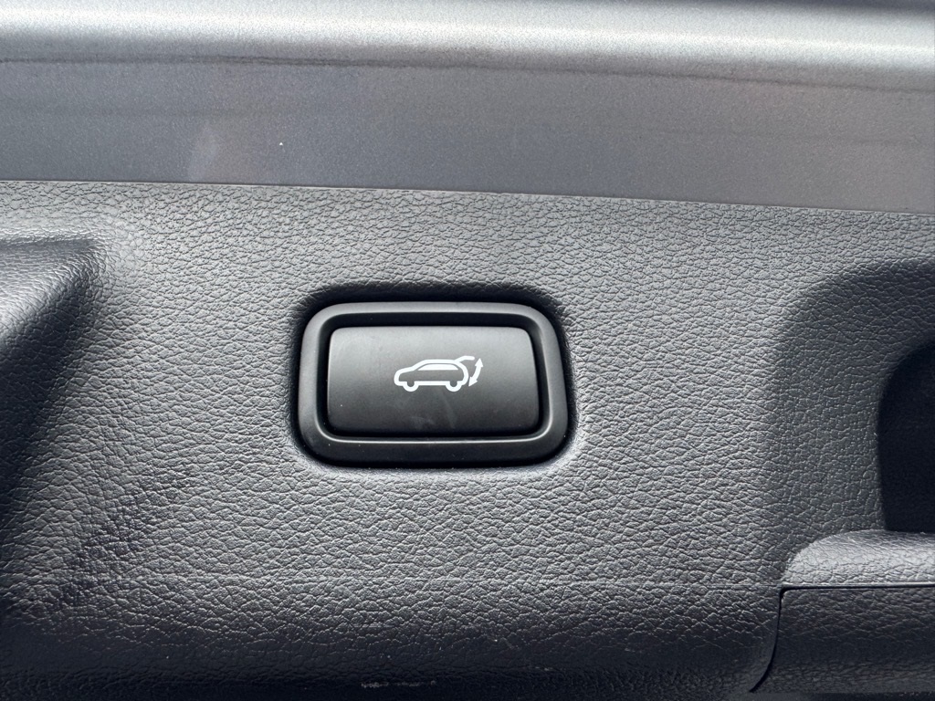 Vehicle image 23 of 26