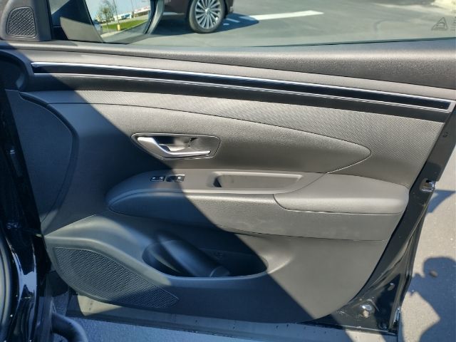 Vehicle image 25 of 33