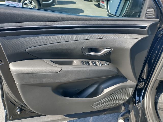 Vehicle image 23 of 33