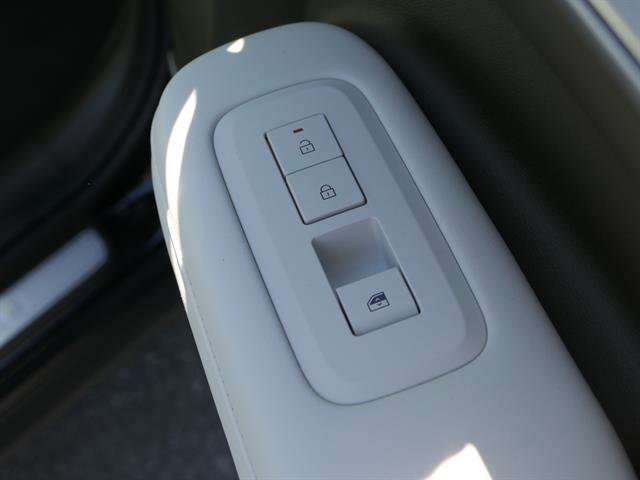Vehicle image 28 of 48