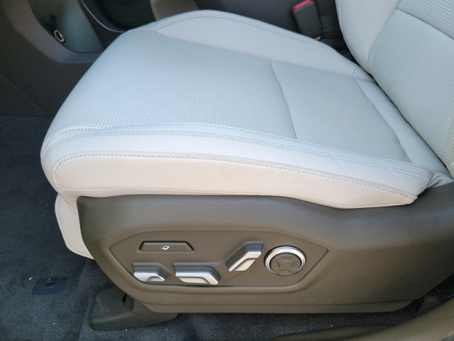 Vehicle image 17 of 25