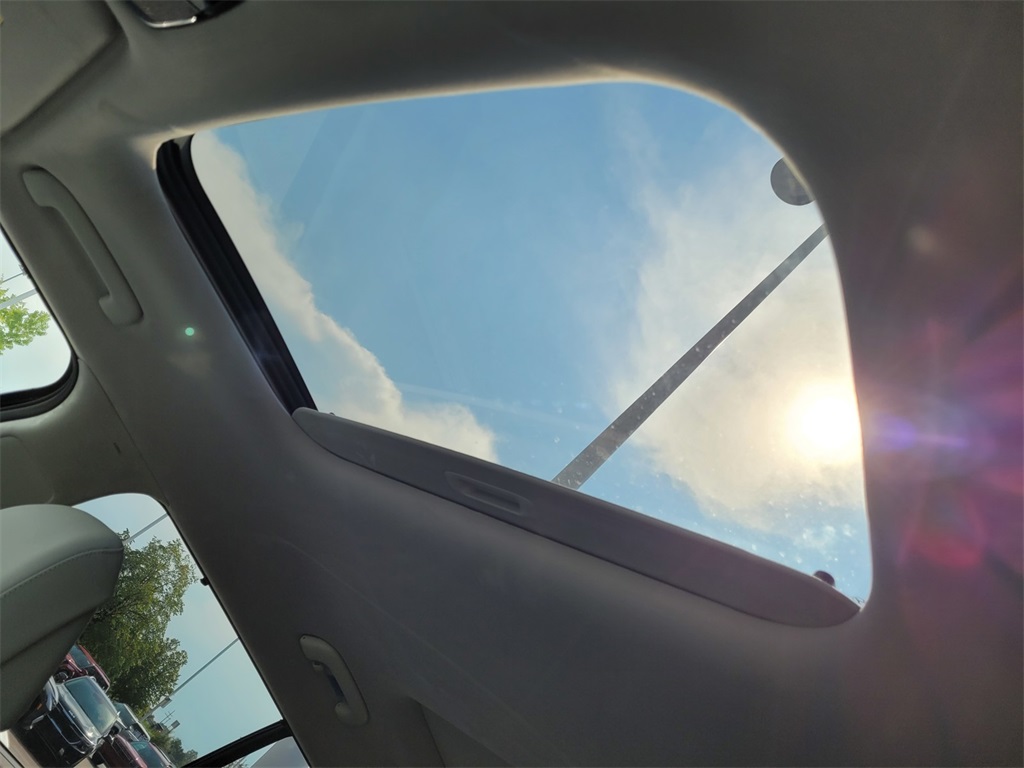 Vehicle image 33 of 35
