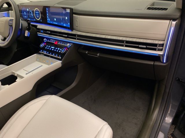 Vehicle image 17 of 23