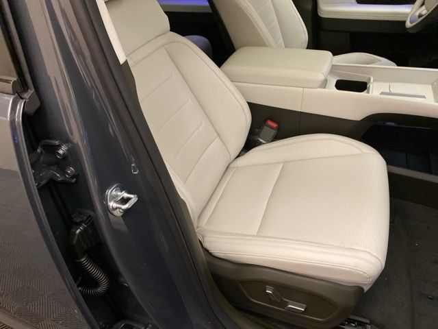 Vehicle image 13 of 23