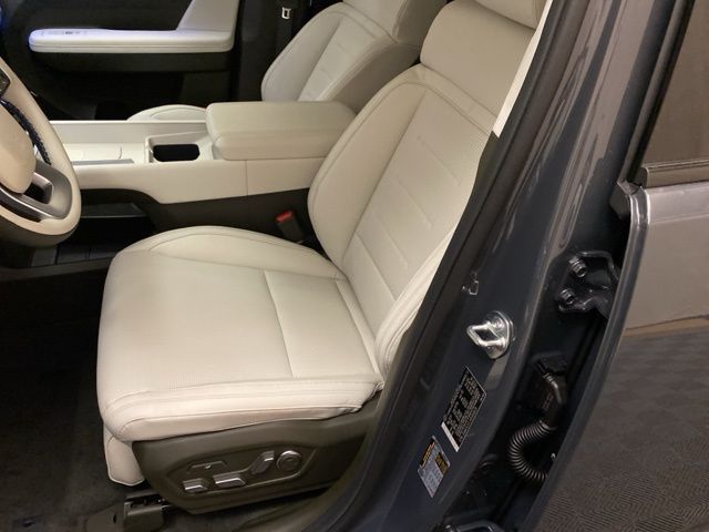 Vehicle image 14 of 23
