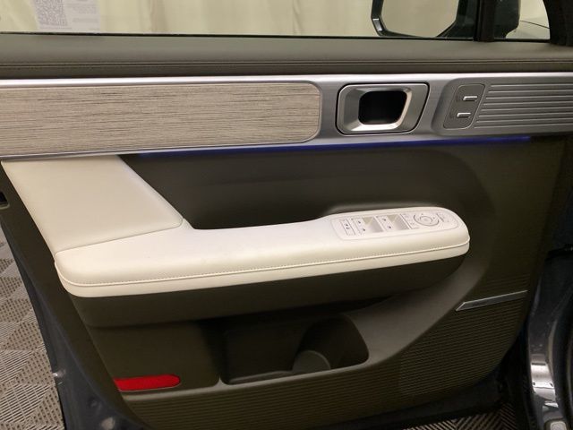 Vehicle image 21 of 23