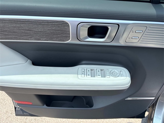 Vehicle image 24 of 44