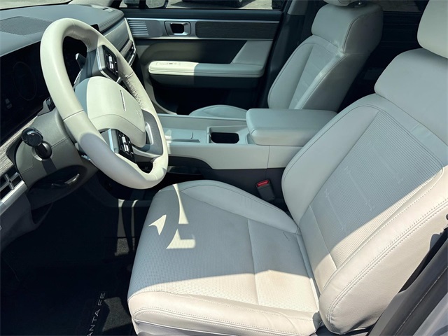 Vehicle image 27 of 44