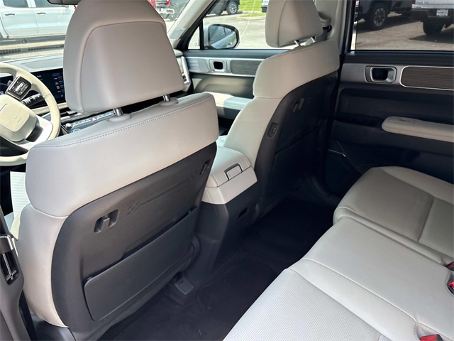 Vehicle image 17 of 44