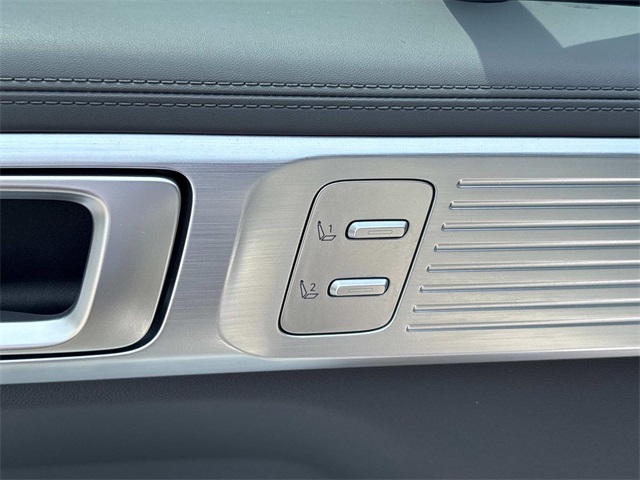 Vehicle image 25 of 44