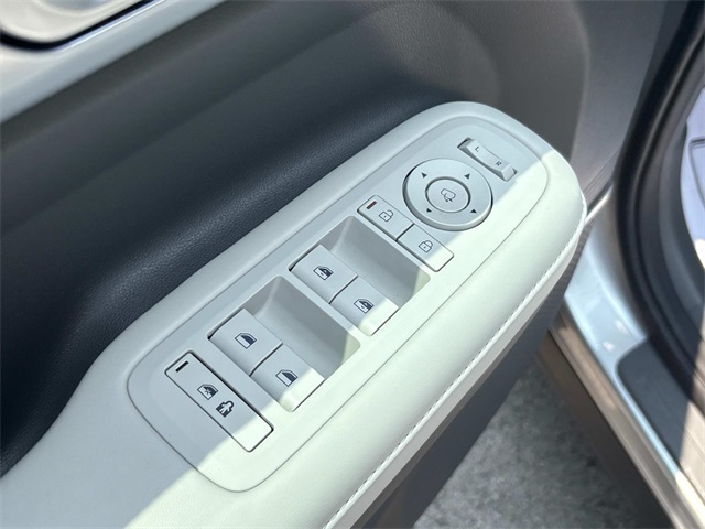 Vehicle image 26 of 44