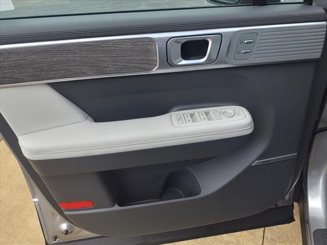 Vehicle image 14 of 22