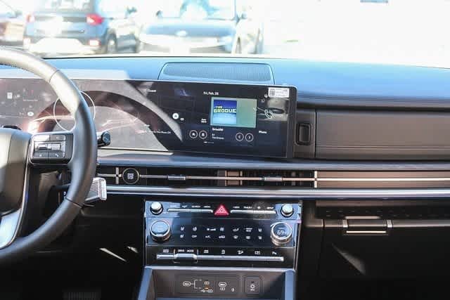Vehicle image 13 of 28