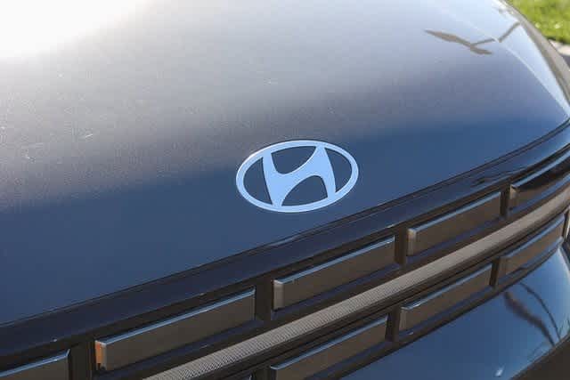 Vehicle image 11 of 28