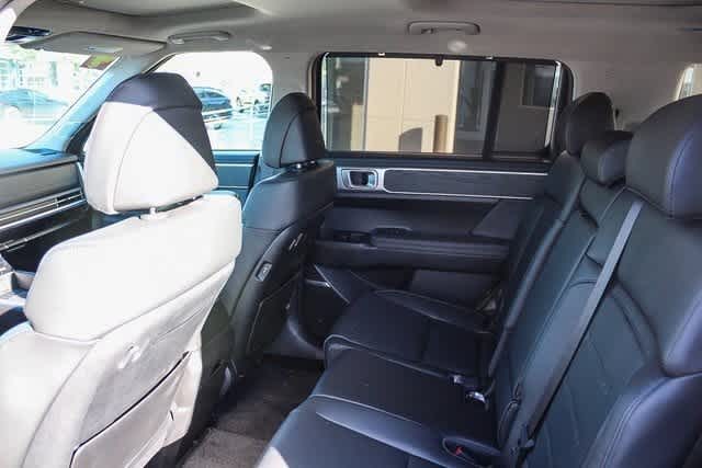 Vehicle image 18 of 28