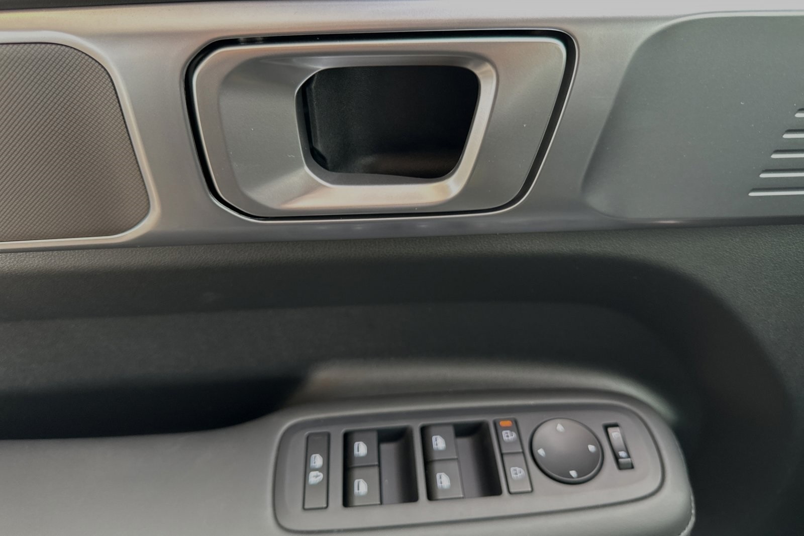 Vehicle image 25 of 32