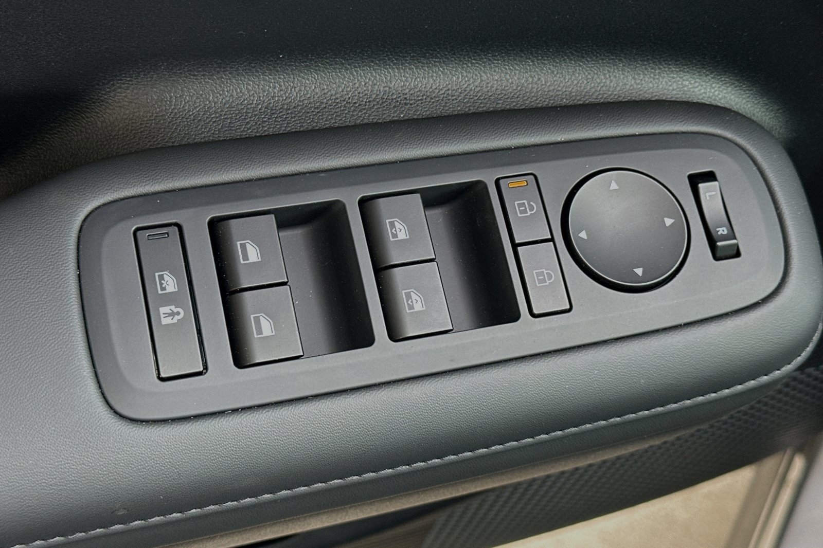 Vehicle image 24 of 32