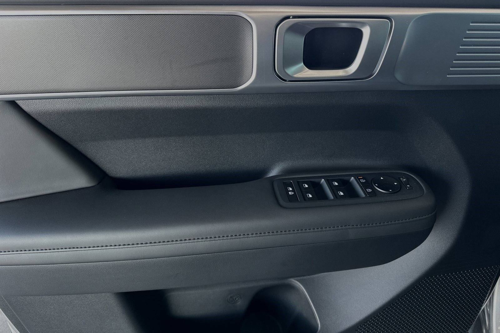 Vehicle image 23 of 34
