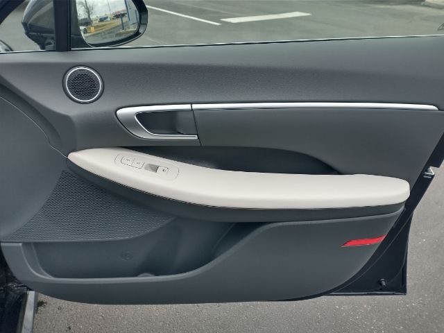Vehicle image 25 of 36