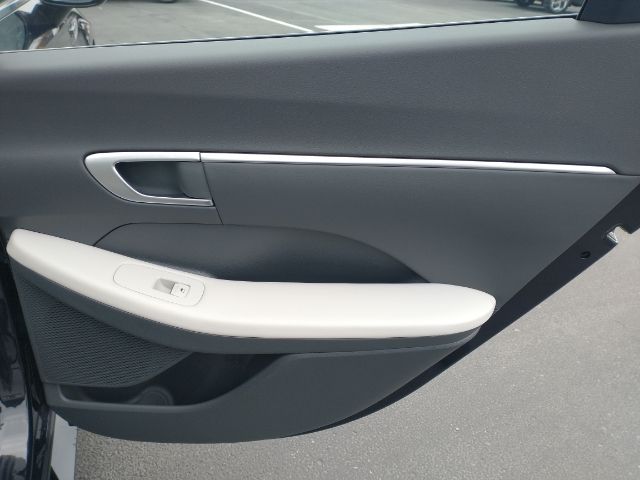 Vehicle image 24 of 36