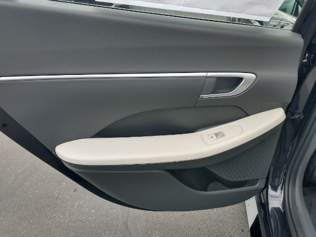 Vehicle image 22 of 36