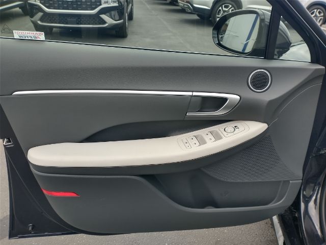 Vehicle image 23 of 36