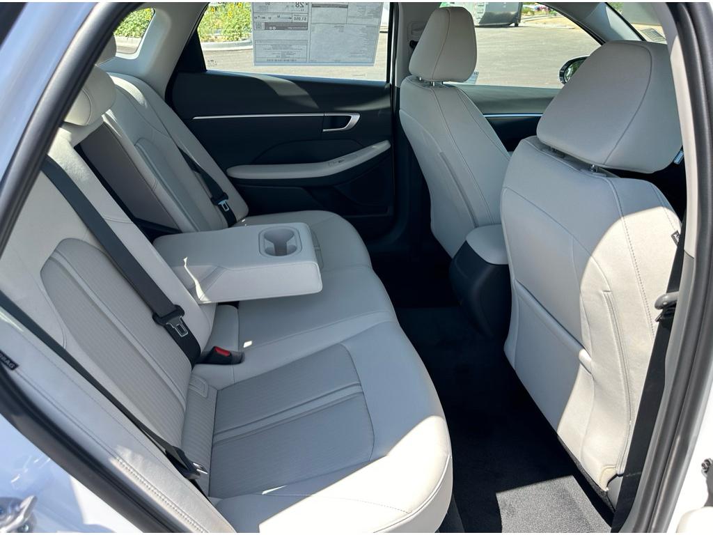 Vehicle image 21 of 24