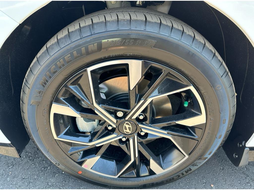 Vehicle image 23 of 24