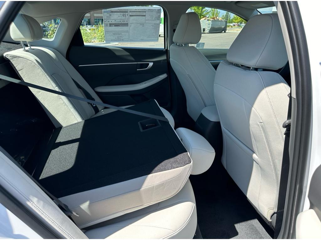 Vehicle image 22 of 24