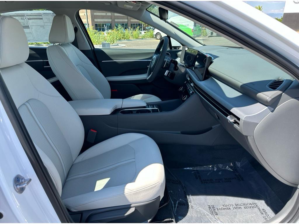 Vehicle image 19 of 24